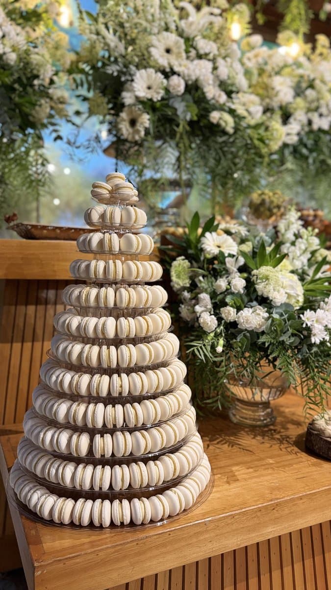 Como escolher a torre de macarons certa para seu casamento